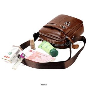 Détails intérieurs d'une sacoche en cuir véritable marron avec plusieurs poches zippées