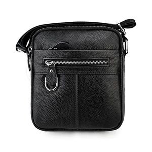 Détail du sac bandoulière en cuir grainé noir avec des finitions métalliques argentées