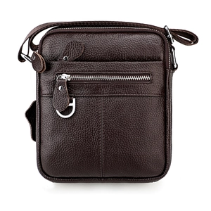 Détail de la texture cuir grainé marron foncé et poche avant zippée sur la sacoche homme