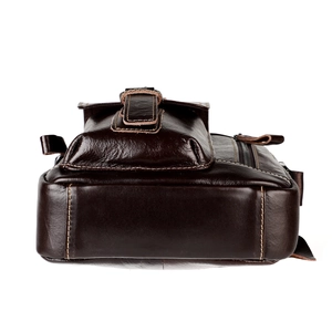 Dettaglio del fondo in pelle e cuciture a contrasto della borsa a tracolla da uomo in pelle