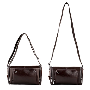 Sac bandoulière homme en cuir marron avec sangle réglable et port pour les écouteurs