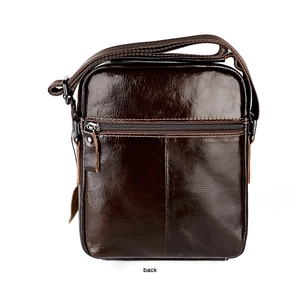 Vista posteriore dettagliata della borsa a tracolla in pelle marrone con tasca zip