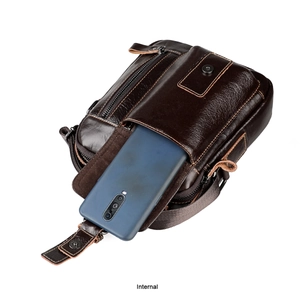 Vista dettagliata della borsa in vera pelle con vano interno per smartphone
