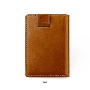 Macro del retro del portacarte in pelle crazy horse marrone con cuciture a contrasto
