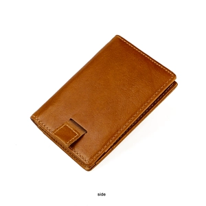 Dettaglio di un porta carte in pelle marrone vintage con pratico sistema a linguetta