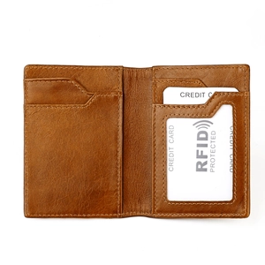 Vista dettagliata del porta carte in pelle marrone con tecnologia di protezione RFID