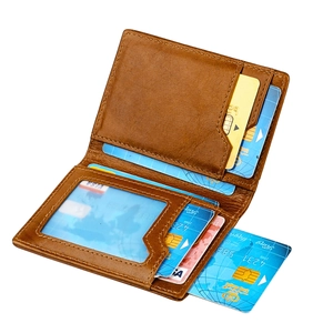 Dettaglio macro del portafoglio in pelle vintage con fessure per carte e finestra ID