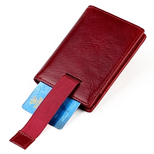 Dettaglio del porta carte in pelle rossa con funzionale design a tirante