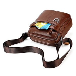 Sac bandoulière en cuir véritable marron foncé pour homme avec texture grainée et boucles argent