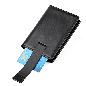 Dettaglio del porta carte in pelle crazy horse con linguetta per facile accesso alle carte