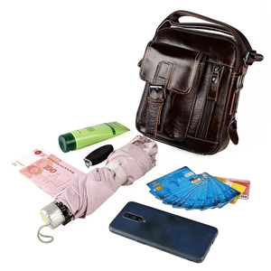 Borsa a tracolla da uomo in pelle marrone scuro con tasche e accessori quotidiani