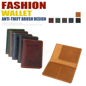 Dettaglio porta passaporto in pelle con slot per carte e design antifurto RFID