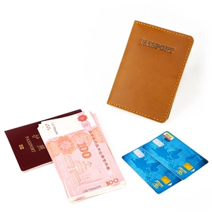 Dettaglio della custodia per passaporto in pelle marrone crazy horse con testo goffrato