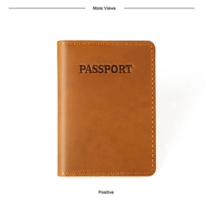 Dettaglio del porta passaporto in pelle vintage marrone con testo impresso e cuciture arancioni