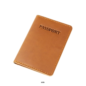 Dettaglio porta passaporto in pelle marrone vintage con testo impresso e cucitura gialla