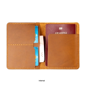 Vista interna di un porta passaporto in pelle vintage marrone con molti slot card