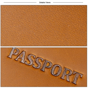 Dettaglio della custodia per passaporto in pelle marrone con scritta PASSPORT in rilievo