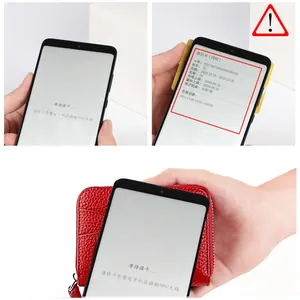 Dettaglio del portafoglio in pelle rossa con protezione RFID e funzione di lettura schede