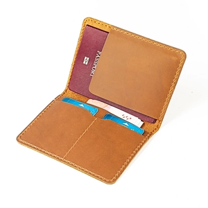 Portapassaporto vintage in pelle crazy horse marrone con scomparti per carte e contanti