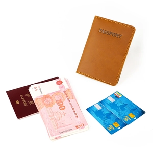 Porta passaporto vintage in pelle marrone con scomparti per carte su sfondo bianco