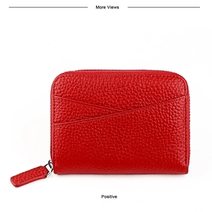 Dettaglio del portacarte a fisarmonica in pelle rossa con grana litchi e zip esterna