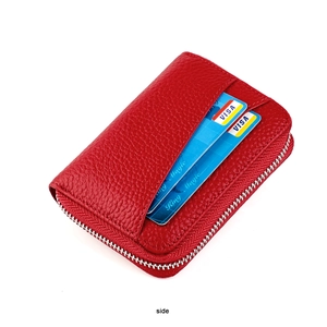 Dettaglio del portafoglio rosso a fisarmonica in pelle con slot RFID e zip in metallo