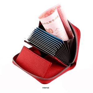 Vista interna del portafoglio a fisarmonica in pelle rossa con slot per carte e banconote
