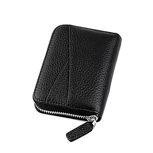 Dettaglio porta carte in pelle litchi nera con cerniera in metallo argentato lucido
