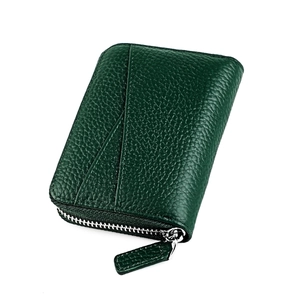 Dettaglio porta carte in pelle verde litchi con cerniera a U e fessura laterale