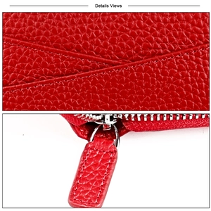Dettaglio della trama in pelle rossa a grana litchi e chiusura con zip in metallo argento