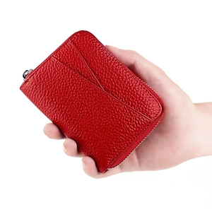 Portacarte in pelle rossa scura con motivo litchi, protezione RFID e tasca con zip