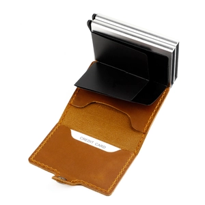Détails macro du portefeuille en cuir marron avec double fente en aluminium pour cartes