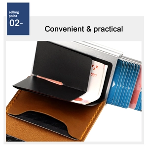 Détail du portefeuille en cuir crazy horse avec mécanisme d'éjection automatique de cartes