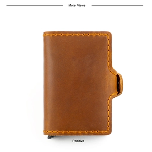Détail du portefeuille en cuir crazy horse marron ambre avec coutures jaunes et fermoir