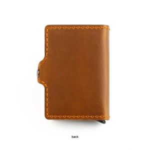 Détail de l'arrière cousu main d'un porte-cartes vintage en cuir de cheval fou marron