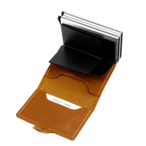 Détail du portefeuille en cuir crazy horse marron avec double mécanisme de cartes en alu
