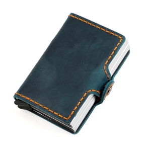 Détail du portefeuille en cuir bleu avec coutures orange et éjecteur en aluminium