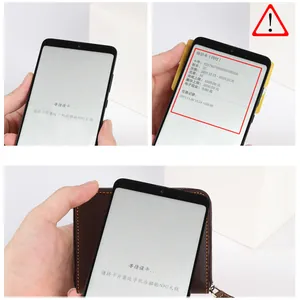 Λεπτομέρεια της λειτουργίας προστασίας RFID στο vintage καφέ δερμάτινο πορτοφόλι με φερμουάρ