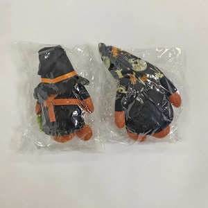 Détail de poupées nains d'Halloween en peluche avec motif crâne et ceinture orange sous sachet