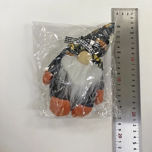 Gnome d'Halloween avec chapeau pointu et barbe blanche sous emballage avec règle de mesure