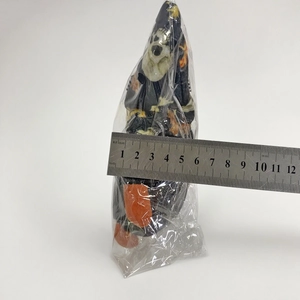 Détail d'un gnome d'Halloween à fleurs montrant une mesure de 6 cm de largeur avec une règle