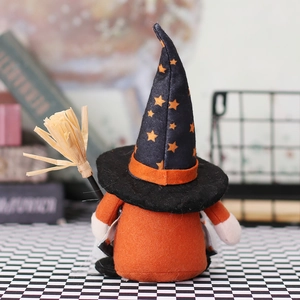Halloween gesichtsloser Zwerg in Orange mit Hexenhut und einem kleinen Strohbesen