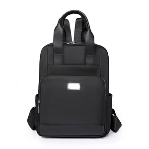 Vue avant d'un sac à dos en nylon noir avec poignées en cuir et poche zippée