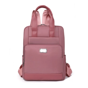 Vue avant d'un sac à dos en nylon rose gris avec plaque argentée et grande poche