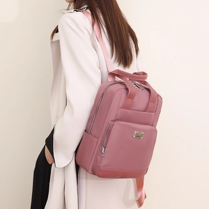 Vue latérale d'un sac à dos mauve pour femme avec grande capacité et multi-poches sur modèle