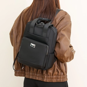 Sac à dos en nylon noir minimaliste avec poignées supérieures et poche zippée
