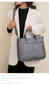 Détail du sac rétro gris avec cuir texturé et bandoulière tissée à rayures élégantes