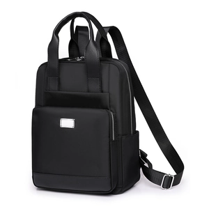 Vue latérale du sac à dos en nylon noir avec poche latérale et bretelles réglables