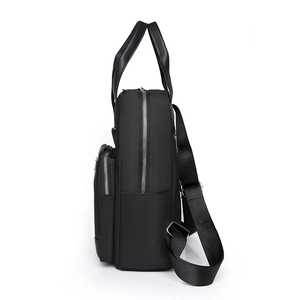 Vue détaillée de la texture en nylon lisse et des fermetures éclair argentées du sac noir