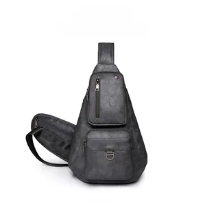 Vue frontale d'un sac de poitrine gris foncé en similicuir avec plusieurs poches